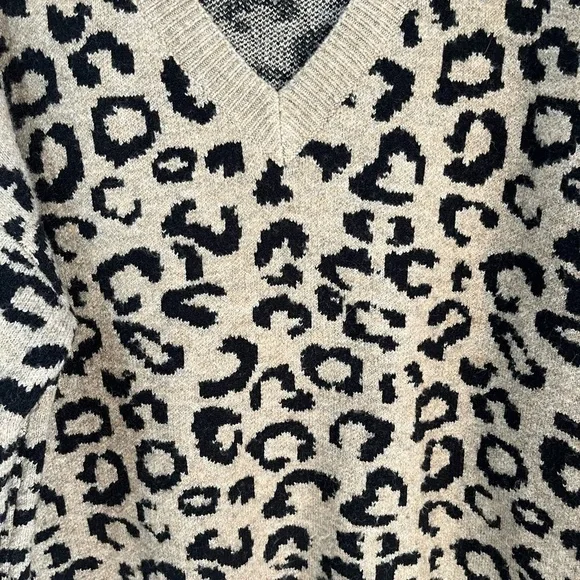 Lyla & Luke leopard print oversize v neck long sleeve sweater size medium - Picture 4 of 11